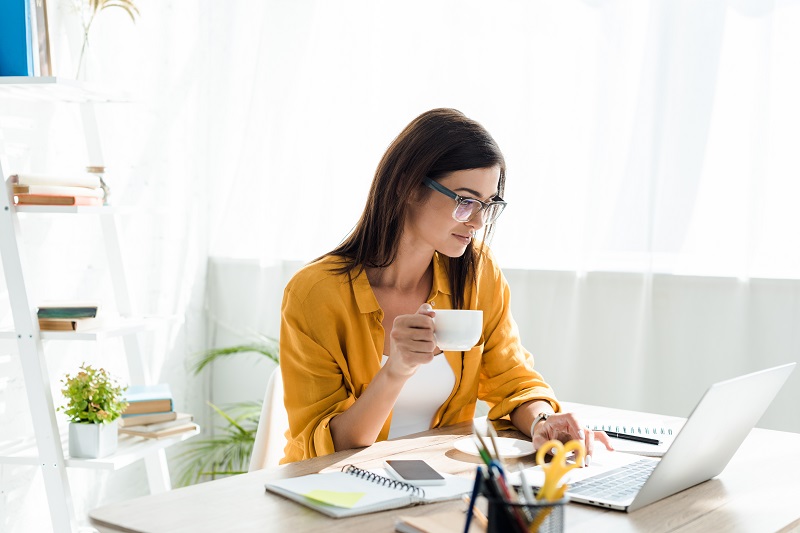 Télétravail - Femme travaillant à domicile