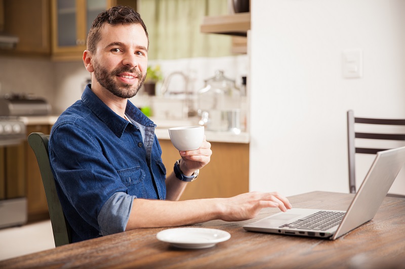 Télétravail - homme télétravaillant depuis son domicile